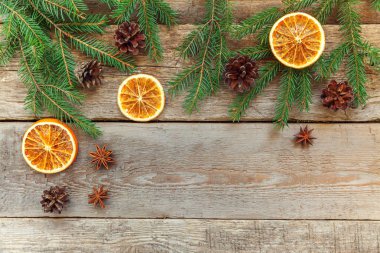 Yılbaşı yeni yıl kompozisyon çerçeve köknar dalı çam ile eski püskü rustik ahşap arka plan portakal dilimleri konisi. Xmas tatil Aralık dekorasyon. Düz yatıyordu kopya alanı zaman kutlama konsepti için