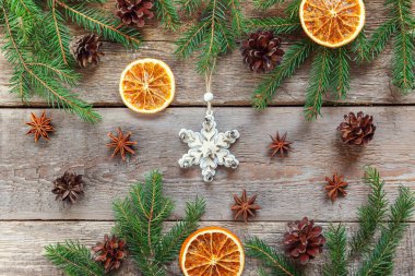 Yılbaşı yeni yıl kompozisyon ağacı oyuncak köknar dalı çam ile eski püskü rustik ahşap arka plan Xmas tatil Aralık dekorasyon portakal dilimleri konisi. Düz yatıyordu üstten görünüm zaman kutlama konsepti için