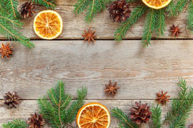 Yılbaşı yeni yıl kompozisyon çerçeve köknar dalı çam ile eski püskü rustik ahşap arka plan portakal dilimleri konisi. Xmas tatil Aralık dekorasyon. Düz yatıyordu kopya alanı zaman kutlama konsepti için