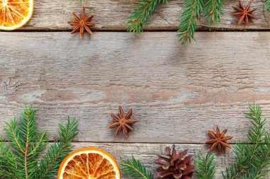 Yılbaşı yeni yıl kompozisyon çerçeve köknar dalı çam ile eski püskü rustik ahşap arka plan portakal dilimleri konisi. Xmas tatil Aralık dekorasyon. Düz yatıyordu kopya alanı zaman kutlama konsepti için