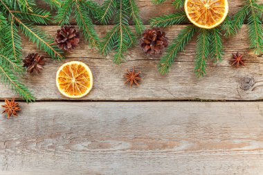Yılbaşı yeni yıl kompozisyon çerçeve köknar dalı çam ile eski püskü rustik ahşap arka plan portakal dilimleri konisi. Xmas tatil Aralık dekorasyon. Düz yatıyordu kopya alanı zaman kutlama konsepti için