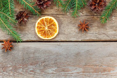 Yılbaşı yeni yıl kompozisyon çerçeve köknar dalı çam ile eski püskü rustik ahşap arka plan portakal dilimleri konisi. Xmas tatil Aralık dekorasyon. Düz yatıyordu kopya alanı zaman kutlama konsepti için