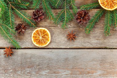 Yılbaşı yeni yıl kompozisyon çerçeve köknar dalı çam ile eski püskü rustik ahşap arka plan portakal dilimleri konisi. Xmas tatil Aralık dekorasyon. Düz yatıyordu kopya alanı zaman kutlama konsepti için