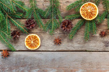 Yılbaşı yeni yıl kompozisyon çerçeve köknar dalı çam ile eski püskü rustik ahşap arka plan portakal dilimleri konisi. Xmas tatil Aralık dekorasyon. Düz yatıyordu kopya alanı zaman kutlama konsepti için