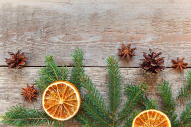 Yılbaşı yeni yıl kompozisyon çerçeve köknar dalı çam ile eski püskü rustik ahşap arka plan portakal dilimleri konisi. Xmas tatil Aralık dekorasyon. Düz yatıyordu kopya alanı zaman kutlama konsepti için