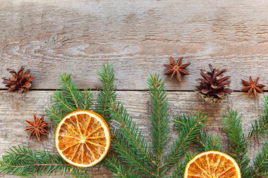 Yılbaşı yeni yıl kompozisyon çerçeve köknar dalı çam ile eski püskü rustik ahşap arka plan portakal dilimleri konisi. Xmas tatil Aralık dekorasyon. Düz yatıyordu kopya alanı zaman kutlama konsepti için