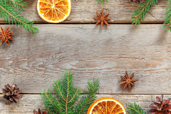 Рождественская новогодняя композиция рамы с еловой веткой сосновые шишки оранжевые ломтики на старом потрепанном деревенском деревянном фоне. Рождественский праздник декабрь украшения. Время для концепции празднования
