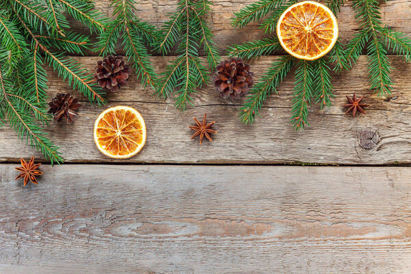 Рождественская новогодняя композиция рамы с еловой веткой сосновые шишки оранжевые ломтики на старом потрепанном деревенском деревянном фоне. Рождественский праздник декабрь украшения. Время для концепции празднования
