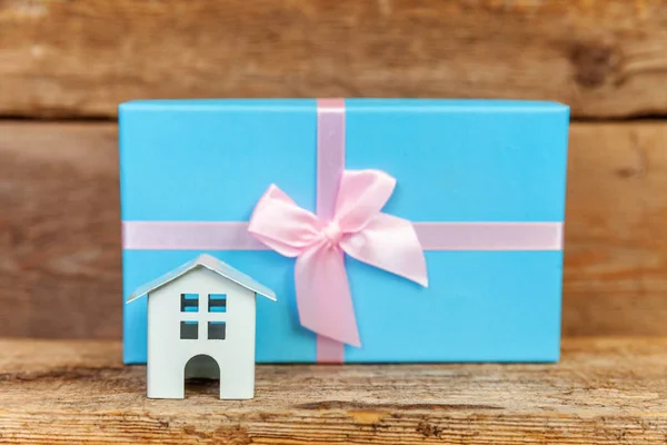 Miniatur Weißes Spielzeughaus Und Geschenkschachtel Blaues Papier Gewickelt Auf Altem — Stockfoto