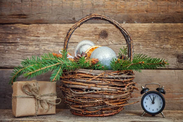 オブジェクト ギフト ボックス Fir ブランチ バスケット松ぼっくりクリスマス正月組成冬ボール素朴な古いぼろぼろの木造背景クリスマス休日 月装飾コピー スペースにシナモンスティック目覚まし時計 — ストック写真