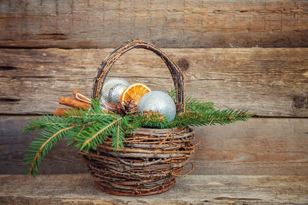 Composição Natal Ano Novo Objetos Inverno Ramo Abeto Cesta Cones Imagens Royalty-Free