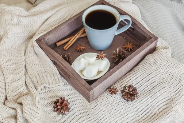 Csésze Kávé Rusztikus Tálcán Édes Marshmallows Meleg Gyapjú Pulóver Hangulatos — Stock Fotó