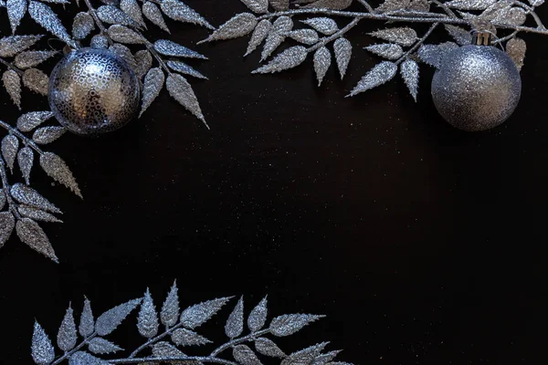 圣诞节新年组成框架由冬天对象银色分支 小球和球在黑暗的黑色背景 平面布局 顶部视图 复制空间 12月圣诞节庆祝概念的时间 — 图库照片