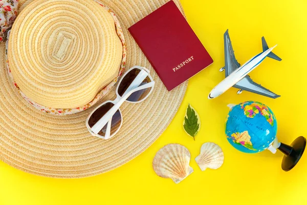 Flat Lay Con Sombrero Avión Pasaporte Globo Gafas Sol Concha — Foto de Stock