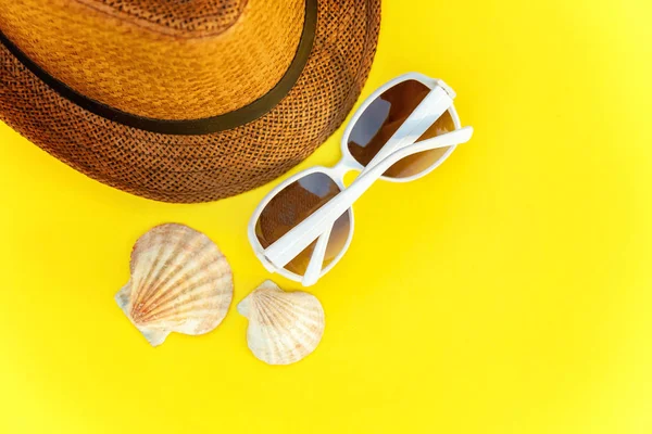 Flat Lay Sunglasses Shell Retro Hat Yellow Colourful Trendy Modern — Stock Photo, Image
