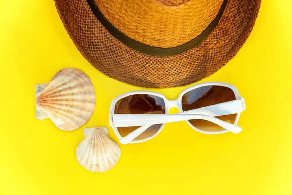 Flat Lay Sunglasses Shell Retro Hat Yellow Colourful Trendy Modern — Stock Photo, Image