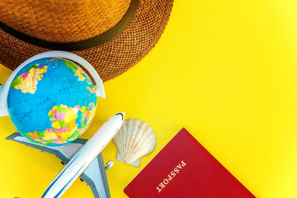 パスポート グローブと黄色のカラフルなトレンディなモダンなファッションの背景にシェル フラット横たわっていた 休暇旅行夏の週末海冒険旅行コンセプト — ストック写真