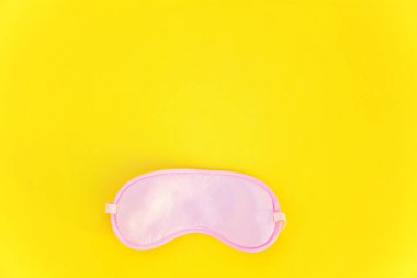 Uyku göz maskesi, üzerinde sarı renkli trendy arka plan izole. Beni rahatsız olmaz, bırak uyuyayım. Dinlenme, iyi geceler, uykusuzluk, gevşeme, yorgun, seyahat kavramı