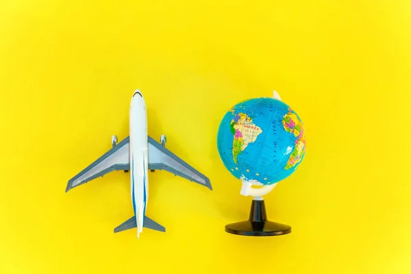 Uçak Sarı Renkli Şık Modern Moda Arka Plan Üzerinde Dünya — Stok fotoğraf
