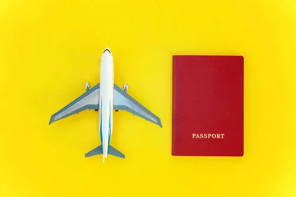 在黄色五颜六色的时尚现代时尚背景下 有飞机和护照的平躺 假期旅行夏季周末海上探险之旅概念 — 图库照片