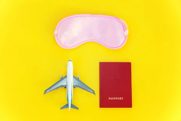 Płaskim Leżał Samolotu Sleeping Eye Mask Paszport Tle Żółty Kolorowy — Zdjęcie stockowe
