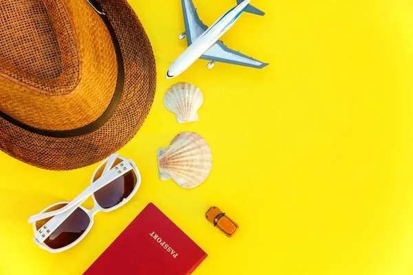 Flat Lay Com Chapéu Avião Passaporte Óculos Sol Concha Amarelo — Fotografia de Stock