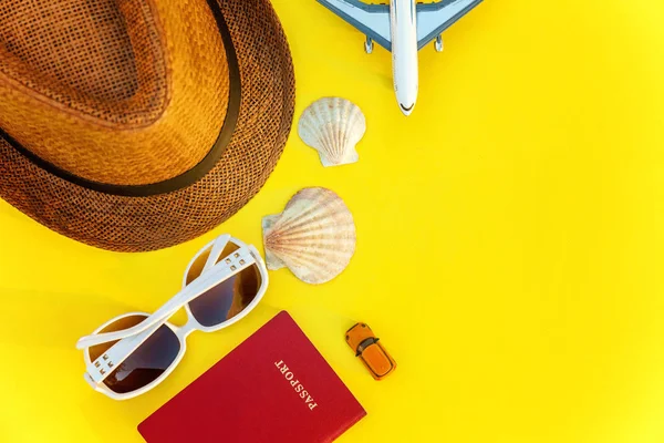 Flat Lay Con Sombrero Avión Pasaporte Gafas Sol Concha Sobre — Foto de Stock