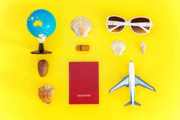 Flat Lay Con Plano Pasaporte Globo Gafas Sol Concha Sobre — Foto de Stock