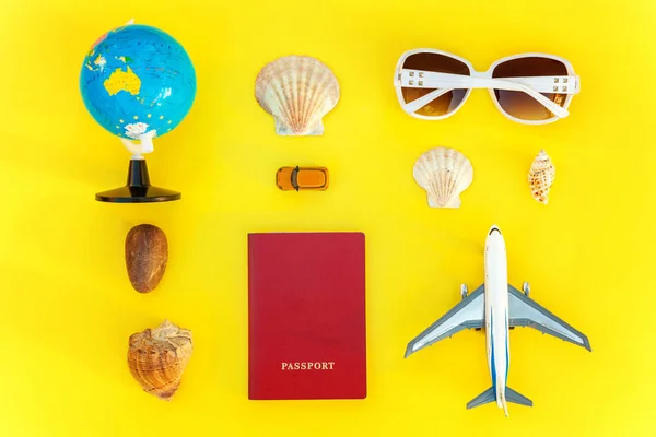 Flat Lay Con Plano Pasaporte Globo Gafas Sol Concha Sobre — Foto de Stock