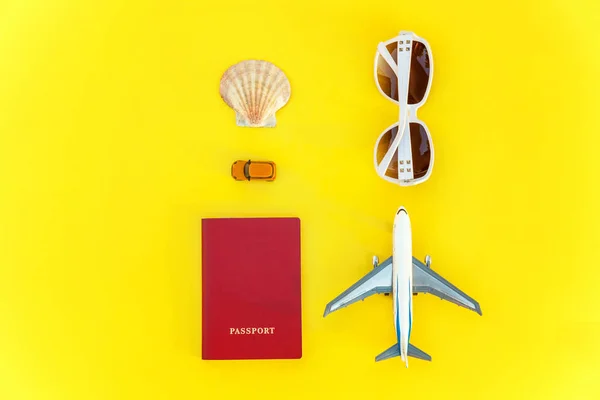 Flat Lag Met Vliegtuig Paspoort Zonnebril Shell Gele Kleurrijke Moderne — Stockfoto