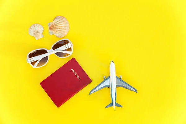 Flat Lay Avec Avion Passeport Lunettes Soleil Coquille Sur Fond — Photo