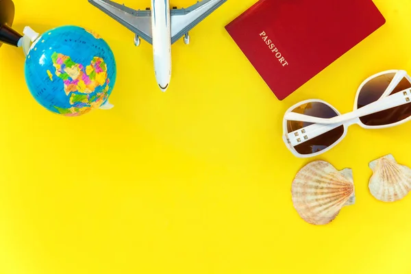 パスポート グローブ サングラスと黄色のカラフルなトレンディなモダンなファッションの背景にシェル フラット横たわっていた 休暇旅行夏の週末海冒険旅行コンセプト — ストック写真