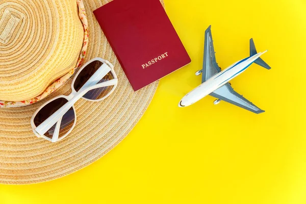 Flat Lay Com Chapéu Avião Passaporte Óculos Sol Amarelo Colorido — Fotografia de Stock