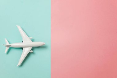 Sade bir şekilde yatıyordu tasarım minyatür oyuncak model uçak mavi ve pembe pastel renkli kağıt trendy geometrik arka plan üzerinde düz. Uçak tatil yaz hafta sonu deniz macera seyahat kavramı ile seyahat