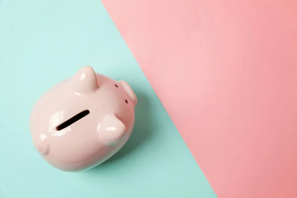 Pink Piggy Bank Terisolasi Pada Biru Dan Pink Pastel Warna — Stok Foto