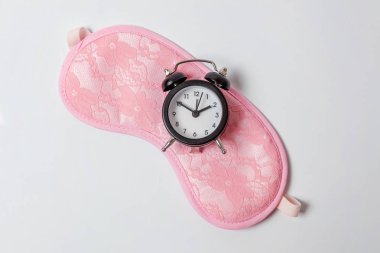 Göz maskesi, beyaz arka plan üzerinde izole çalar saat uyuyor. Beni rahatsız olmaz, bırak uyuyayım. Dinlenme, iyi geceler, siesta, uykusuzluk, gevşeme, yorgun, kavram seyahat