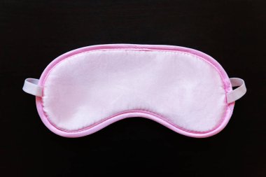 Uyku koyu siyah arka plan üzerine izole göz maskesi, pembe. Beni rahatsız olmaz, bırak uyuyayım. Dinlenme, iyi geceler, uykusuzluk, gevşeme, yorgun, seyahat kavramı