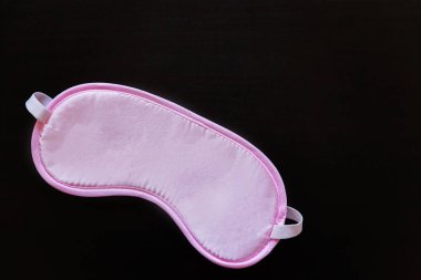 Uyku koyu siyah arka plan üzerine izole göz maskesi, pembe. Beni rahatsız olmaz, bırak uyuyayım. Dinlenme, iyi geceler, uykusuzluk, gevşeme, yorgun, seyahat kavramı