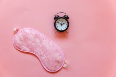 Uyku göz maskesi, çalar saat, pembe pastel renkli şık arka plan izole. Beni rahatsız olmaz, bırak uyuyayım. Dinlenme, iyi geceler, siesta, uykusuzluk, gevşeme, yorgun, kavram seyahat