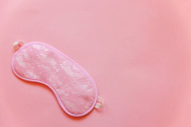 Uyku göz maskesi, pembe pastel renkli trendy arka plan üzerinde izole. Beni rahatsız olmaz, bırak uyuyayım. Dinlenme, iyi geceler, uykusuzluk, gevşeme, yorgun, seyahat kavramı
