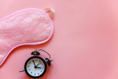 Uyku göz maskesi, çalar saat, pembe pastel renkli şık arka plan izole. Beni rahatsız olmaz, bırak uyuyayım. Dinlenme, iyi geceler, siesta, uykusuzluk, gevşeme, yorgun, kavram seyahat