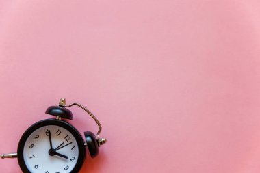 İki Yataklı çan vintage klasik çalar saat göl kenarında pembe pastel renkli şık arka planda çalıyor. Saat bekletin, Günaydın gece, hayat, zaman, uyanık kavramı uyandırma. Düz yatıyordu, en iyi görünüm, kopya alanı