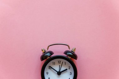 İki Yataklı çan vintage klasik çalar saat göl kenarında pembe pastel renkli şık arka planda çalıyor. Saat bekletin, Günaydın gece, hayat, zaman, uyanık kavramı uyandırma. Düz yatıyordu, en iyi görünüm, kopya alanı