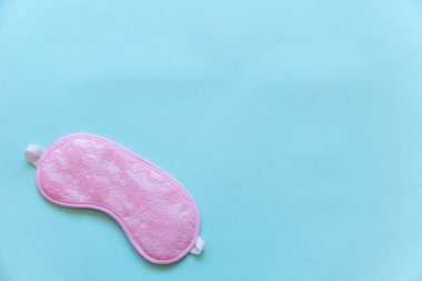 Uyku göz maskesi, mavi pastel renkli şık arka plan üzerinde izole. Beni rahatsız olmaz, bırak uyuyayım. Dinlenme, iyi geceler, uykusuzluk, gevşeme, yorgun, seyahat kavramı