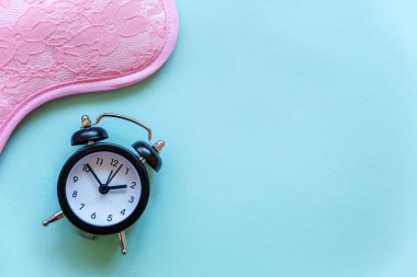 Uyku göz maskesi, çalar saat mavi pastel renkli şık arka plan üzerinde izole. Beni rahatsız olmaz, bırak uyuyayım. Dinlenme, iyi geceler, siesta, uykusuzluk, gevşeme, yorgun, kavram seyahat