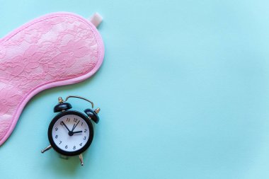 Uyku göz maskesi, çalar saat mavi pastel renkli şık arka plan üzerinde izole. Beni rahatsız olmaz, bırak uyuyayım. Dinlenme, iyi geceler, siesta, uykusuzluk, gevşeme, yorgun, kavram seyahat