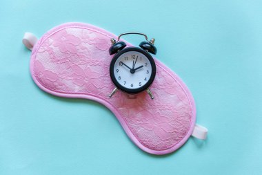 Uyku göz maskesi, çalar saat mavi pastel renkli şık arka plan üzerinde izole. Beni rahatsız olmaz, bırak uyuyayım. Dinlenme, iyi geceler, siesta, uykusuzluk, gevşeme, yorgun, kavram seyahat