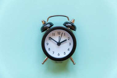 İki Yataklı çan vintage klasik çalar saat göl kenarında mavi pastel renkli şık arka planda çalıyor. Saat bekletin, Günaydın gece, hayat, zaman, uyanık kavramı uyandırma. Düz yatıyordu, en iyi görünüm, kopya alanı