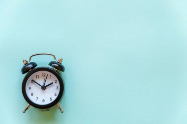 İki Yataklı çan vintage klasik çalar saat göl kenarında mavi pastel renkli şık arka planda çalıyor. Saat bekletin, Günaydın gece, hayat, zaman, uyanık kavramı uyandırma. Düz yatıyordu, en iyi görünüm, kopya alanı