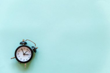 İki Yataklı çan vintage klasik çalar saat göl kenarında mavi pastel renkli şık arka planda çalıyor. Saat bekletin, Günaydın gece, hayat, zaman, uyanık kavramı uyandırma. Düz yatıyordu, en iyi görünüm, kopya alanı